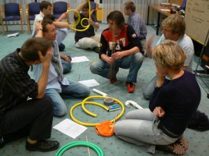Führungskräfte sitzen im Kreis und erarbeiten gemeinsam kreative Lösungen im Inhouse-Training – Deep Human Leadership für Team- und Kulturentwicklung.