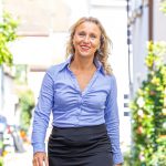 Führungskraft vor ihrer Belegschaft, Sinnbild für Glaubwürdigkeit in der Führung